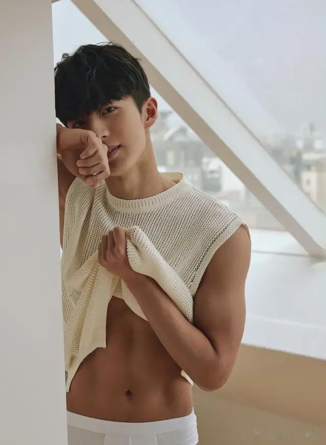 年轻的男模特完美身材，健硕的肌肉和光滑的皮肤