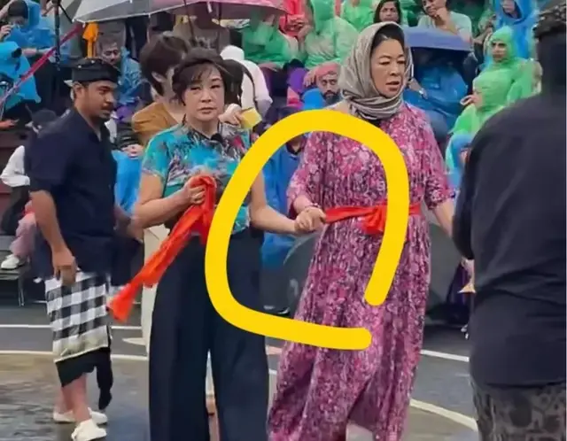 74岁刘晓庆成节目顶梁柱，手扶小9岁倪萍走路，爬山下水样样能