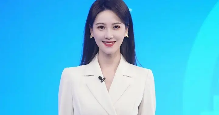 主持人李丹儿晒上班照vs下班照，穿白色西装裙温婉气质 筷子腿抢镜