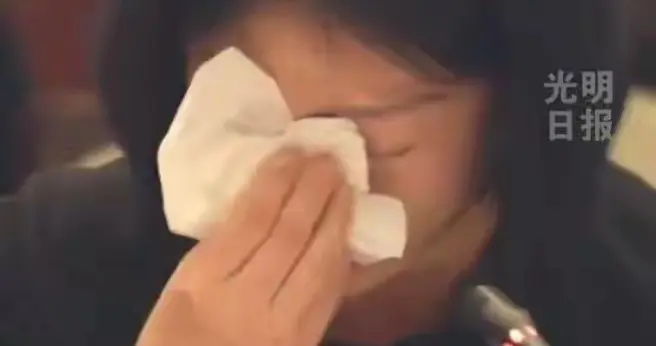杨振宁去世近两个月后，翁帆首次发声，当场落泪！
