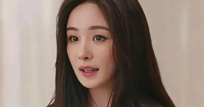 杨幂身着薄纱衬衫，细腻褶皱间藏着恰到好处的柔美，温柔又灵动