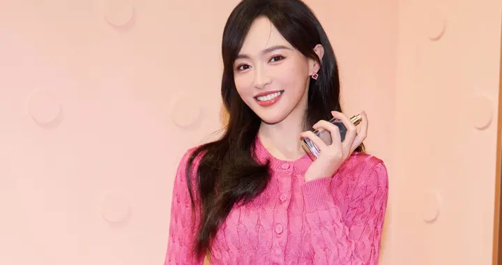 42岁唐嫣上海出席品牌活动，一身玫红色针织套装，如水果糖甜腻腻