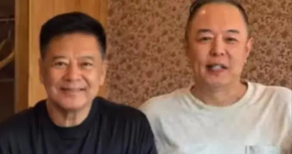 68岁张铁林和68岁张丰毅罕见同框！一个成大肚老爷，一个越老越帅