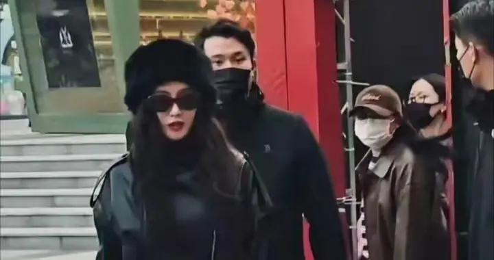 江疏影上海活动酷飒出圈 皮衣皮靴造型气场拉满