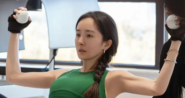杨幂｜被杨幂瑜伽girl震撼到了，身材管理绝了 ???