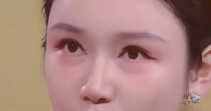 龙洋一袭浅粉旗袍配复古盘发，气质温婉，解读诗词尽显知性美