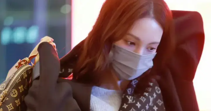 金晨拎刘亦菲同款LV包出街，她穿LV大衣搭配牛仔裤，很时髦