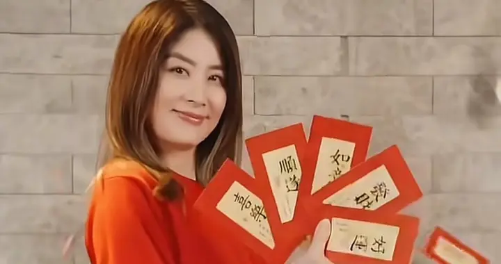 53岁陈慧琳新年穿搭：红外套+牛仔裤，喜庆又时尚，状态好得像33