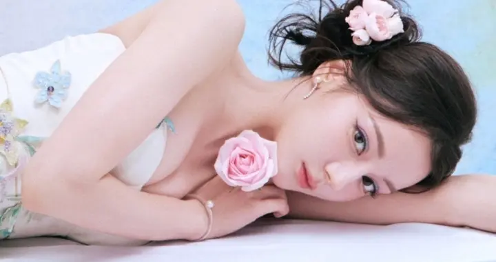 迪丽热巴抹胸白裙，热巴YYDS ???