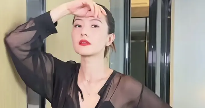 45岁高圆圆一身黑拍大片！大长腿若隐若现，高级性感，美得不像话