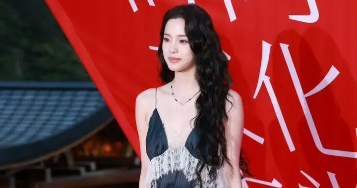 欧阳娜娜这身深蓝蕾丝裙，是封神之作吧