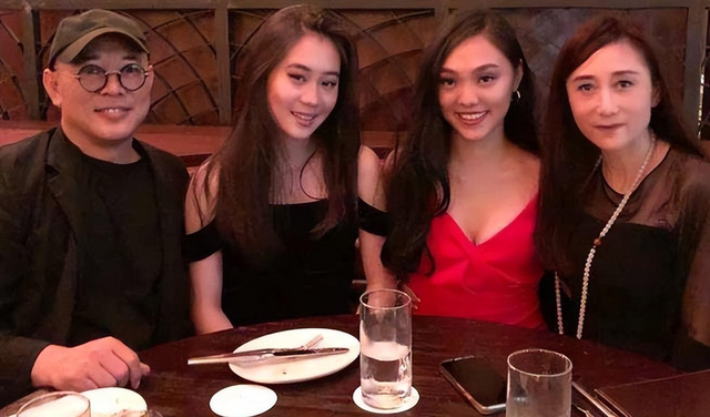 李连杰晒妻子近照，61岁利智衰老似奶奶，62岁黄秋燕依旧美艳动人