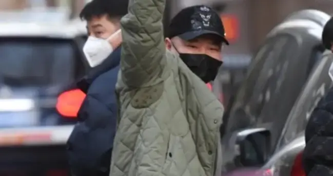 没登央视春晚！岳云鹏高调晒邀约，德云大师兄反倒成最大赢家