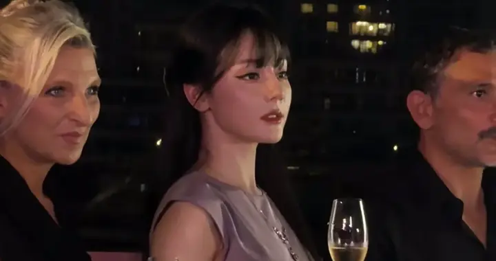 迪丽热巴淡紫色长裙现身迪奥活动，齐刘海发型好显老，白瞎了美貌