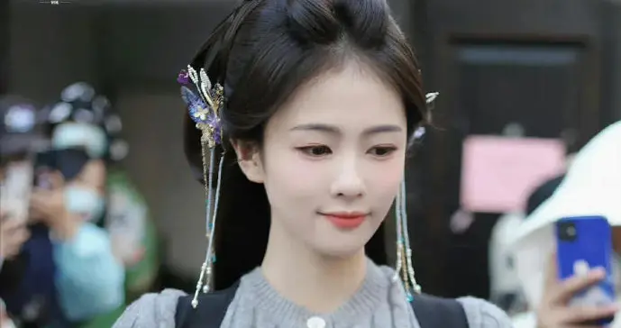 虞书欣穿毛衣和白鹿穿毛衣相比谁更胜一筹。