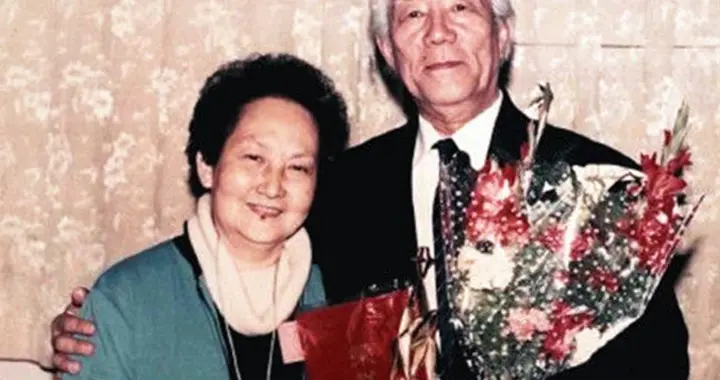 她带着三个儿子嫁大明星，恩爱40年不被继女待见 百年后露出真面目