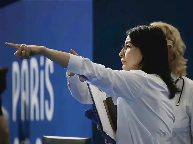 郭晶晶拒拥抱引热议，其实她做的很得体