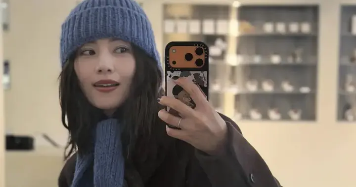 高圆圆冬日逛街随拍，大衣搭针织帽柔顺发型尽显优雅气质与美貌