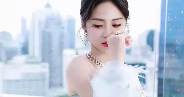 沈月一袭抹胸白色礼服裙，好美好惊艳