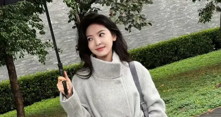 章若楠私服穿搭真简约！灰色立领短大衣+白色直筒裤，高级又大气