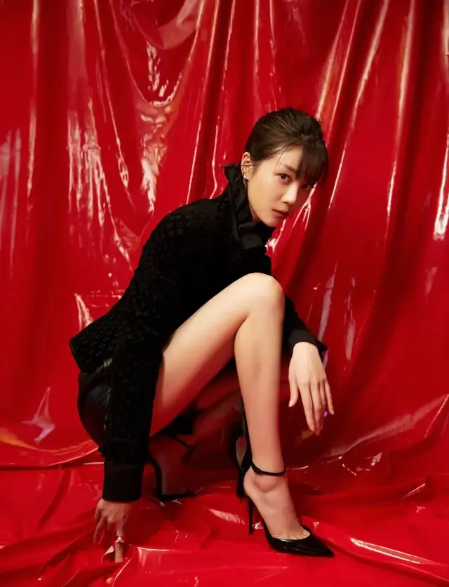 国民腿精李溪芮行走的荷尔蒙，这双腿穿丝袜也太绝了！