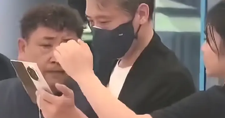 李乃文现身三亚！花1.5万买的新手机被助理摔了 他秒黑脸心疼坏了