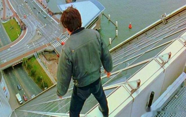 实拍成龙“惊天一跳”拍摄地，网友感慨被骗，其含金量究竟如何？