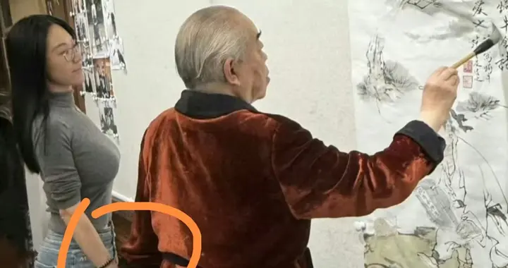 范曾和徐萌难舍难分，作画也得牵手！7月份还在豪宅，穿布鞋惹眼