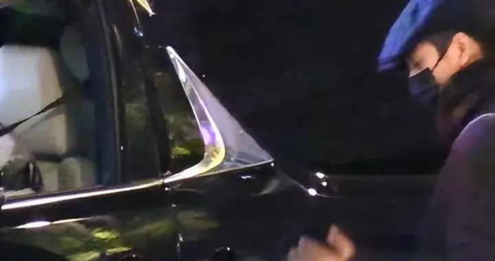 父爱高光时刻！陈坤带双胞胎现身，陈尊佑大学毕业全网泪目