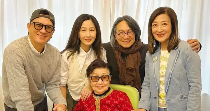 张家辉夫妇向前辈白雪仙拜年，61岁关咏荷打扮优雅，状态超显年轻