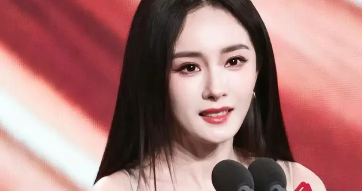 杨幂出席电视剧年度盛典，穿黑色抹胸礼服裙 长发及腰教科书般优雅