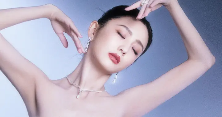 佟丽娅流苏纯白抹胸礼裙