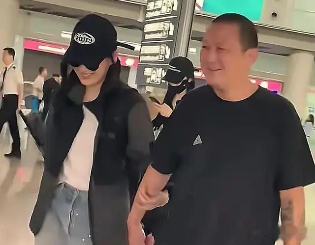 梅婷夫妇机场撒糖，曾剑寸头花臂大裤衩好突兀，两人一路打情骂俏