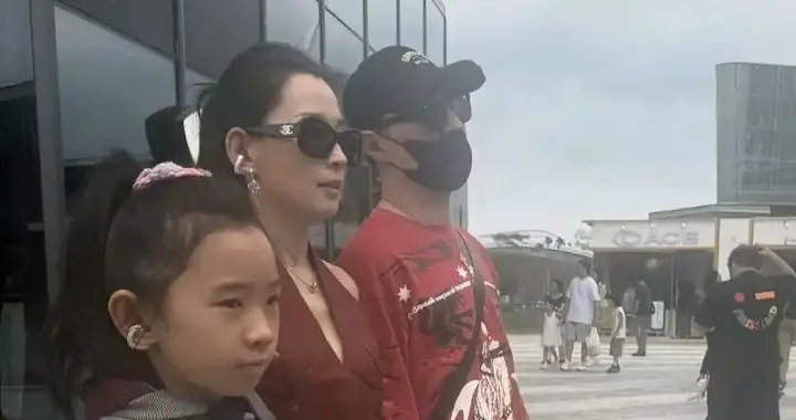 汪峰好宠森林北，带母女俩逛街三人手牵手画面温馨，醒醒没去