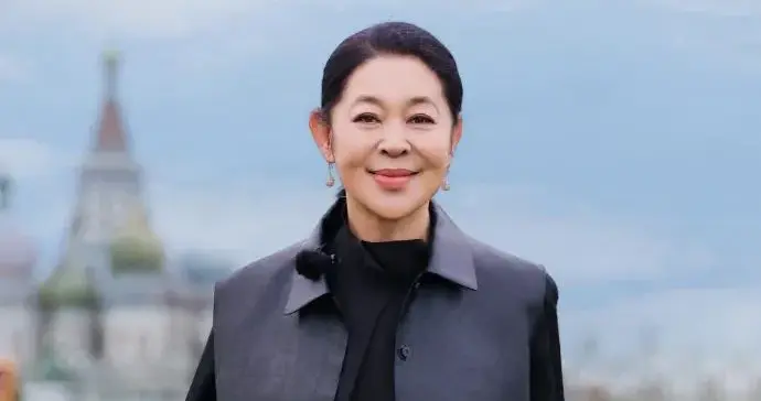 66岁倪萍瘦身后气质大变！穿黑色衬衫+马甲+阔腿裤，洋气又高级！