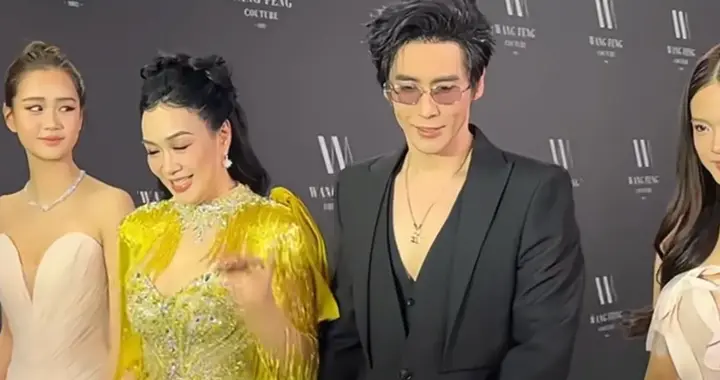 钟丽缇一家出席活动，考拉Jaden刻意牵手很搞笑，两人颜值也普通