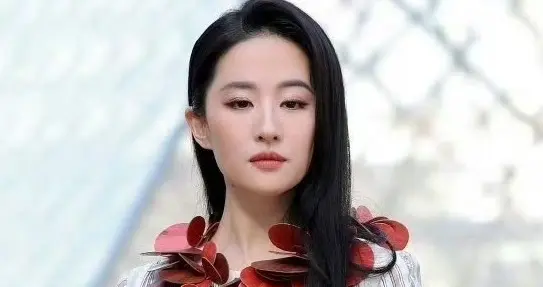 巴黎尴尬现场！刘亦菲全智贤Lisa三大顶流生图翻车，吐槽出奇一致