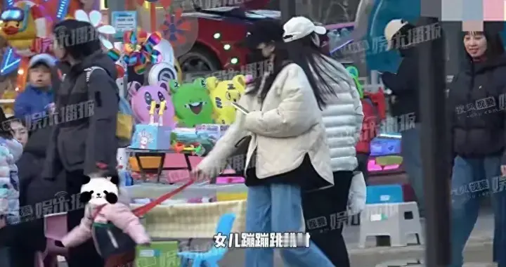 王鸥与何九华被曝已领证，母女同框公园玩耍的画面很温馨