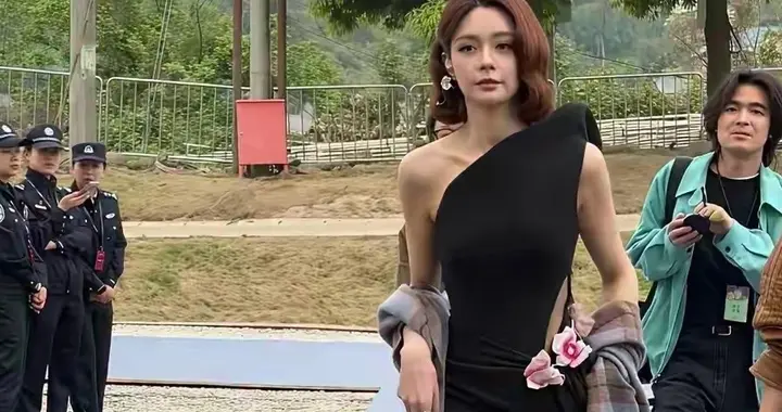 哇塞，差点没认出来，真人比电视上还要漂亮，太苗条迷人百看不厌