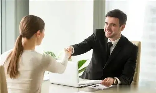 单位里，异性同事若发展为情人，大多是从这些细节开始的