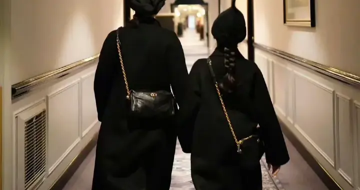 孙俪和女儿同游巴黎，穿姐妹装好有爱，11岁小花身高快赶上妈妈