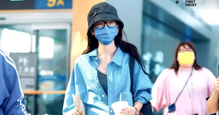 章若楠穿人字拖现身机场，好松弛呀，手里还很随性的握着一杯饮料