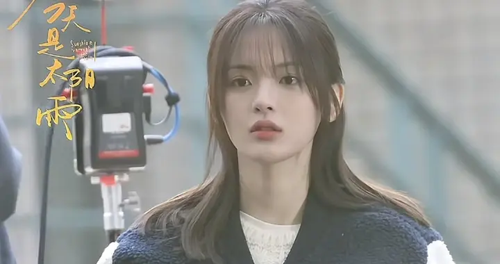 脸真好小！杨超越拍戏被偶遇，穿白毛衣半扎发，青春活力又温柔