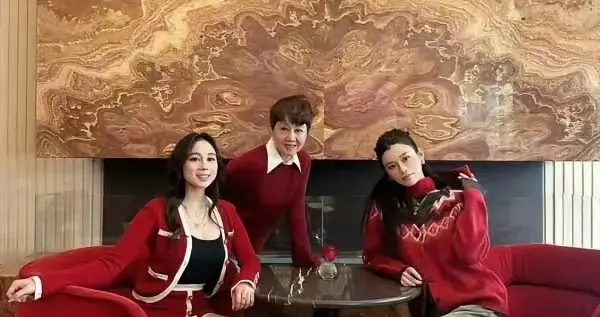 奚梦瑶的豪门圣诞，和婆婆小姑子同框摆拍，超大豪宅里的暖心时光