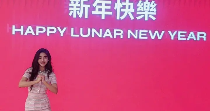 邓家佳翻车！2026年唯一公开发“LNY”的中国明星，评论区沦陷！