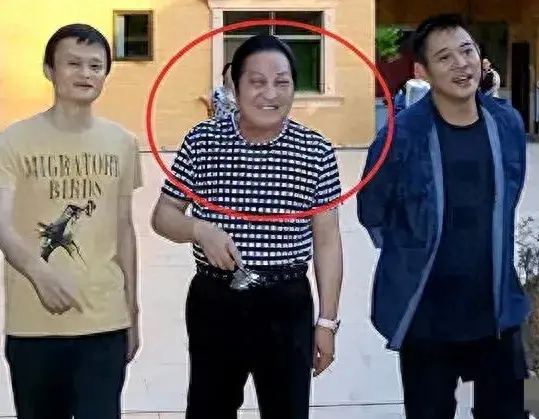 他曾为多位女星“床上开光”，与马云称兄道弟，李冰冰尊他为干爹