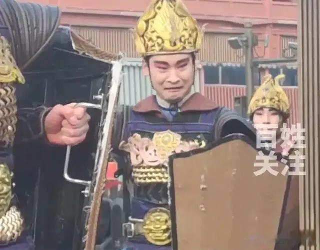 全员加速中|笑麻！大唐不夜城“丢刀侍卫”表情碎了，堪比春晚中的尼格买提！