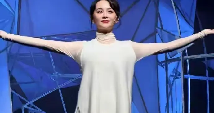 突发！40岁知名女星官宣离婚，不愿困在一潭死水里，感恩富豪老公