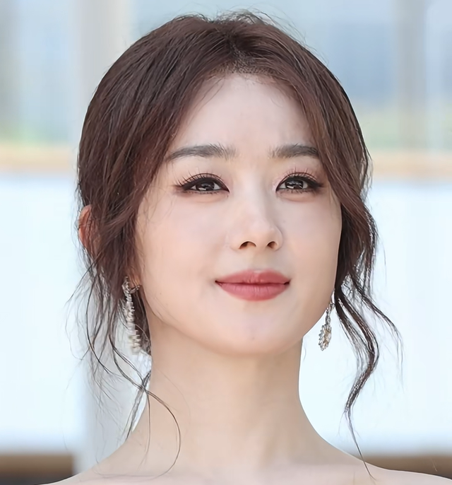 赵丽颖新造型又被批判，穿四万元长裙像裹浴袍，颜值大气但仪态差