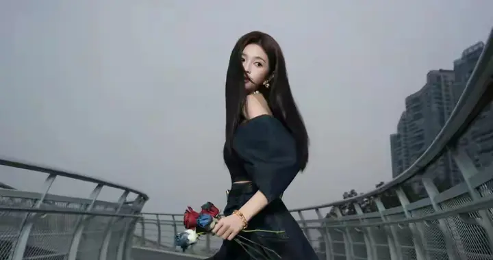 吴宣仪黑裙美腿造型，御姐气场全开，这大长腿谁看不迷糊？